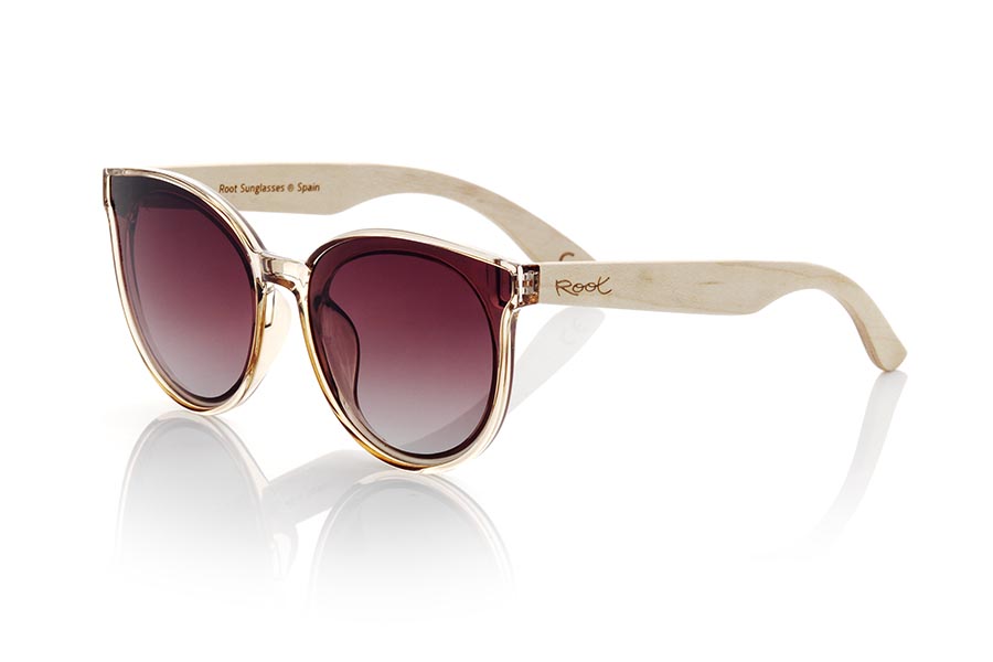 Gafas de Madera Natural de Arce GORE. Las gafas de sol GORE son una opción ideal para mujeres que buscan un diseño moderno y sofisticado. Su montura en color champagne transparente satinado y con una forma muy redondeada, hace que estas gafas se adapten perfectamente al rostro femenino. Las varillas de madera de arce en conjunto a la montura añaden un toque natural y sostenible al diseño. Las lentes, montadas sobre la montura, ofrecen una protección 100% contra los rayos UV y están disponibles en dos colores degradados para que puedas elegir el que mejor se adapte a tu estilo y necesidades.Medida frontal aprox : 142x55mm Venta al Por Mayor y Detalle | Root Sunglasses® 